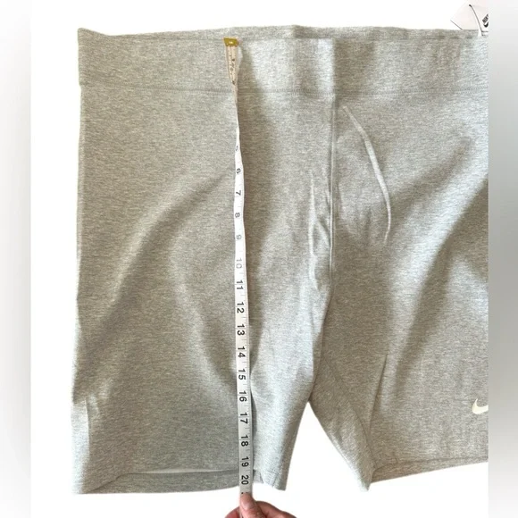 Nike Heather Gray High-Rise Tight Fit 8” Shorts NWT - Picture 8 of 9